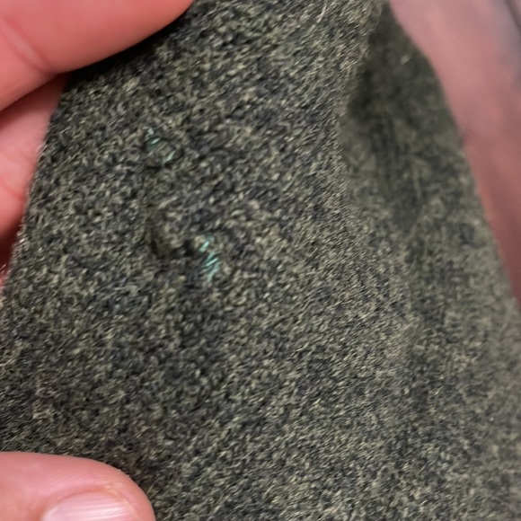 🌟 Upgrade Your Wardrobe with This Cozy J.Crew Sweater! 🧥 - Picture 4 of 4